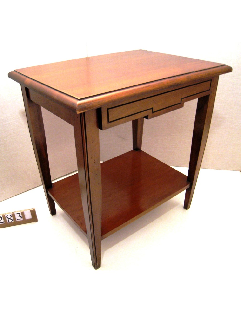 Tavolino moderno in noce con cassetto e ripiano Tavolino moderno in noce con cassetto e ripiano