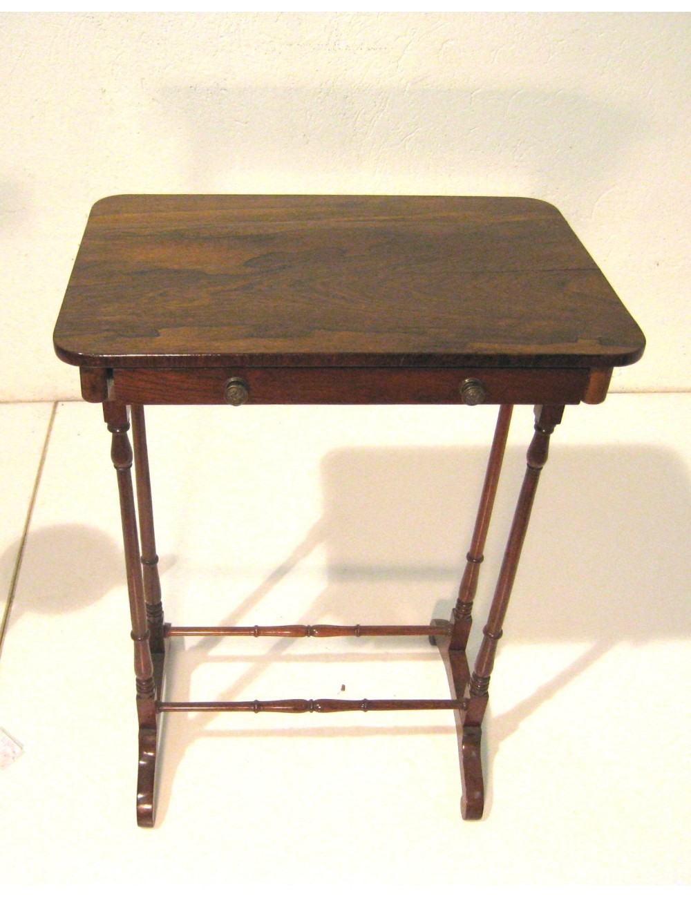 Tavolino rettangolare in palissandro con cassetto - Inglese, XVIII secolo Tavolino rettangolare in palissandro con cassetto - Inglese, XVIII secolo