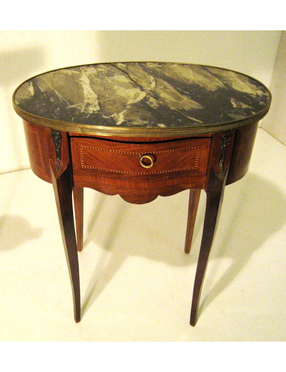 Mobiletto Tavolino primi'800 in noce con piano in marmo e inserti in ottone Mobiletto Tavolino primi'800 in noce con piano in marmo e inserti in ottone
