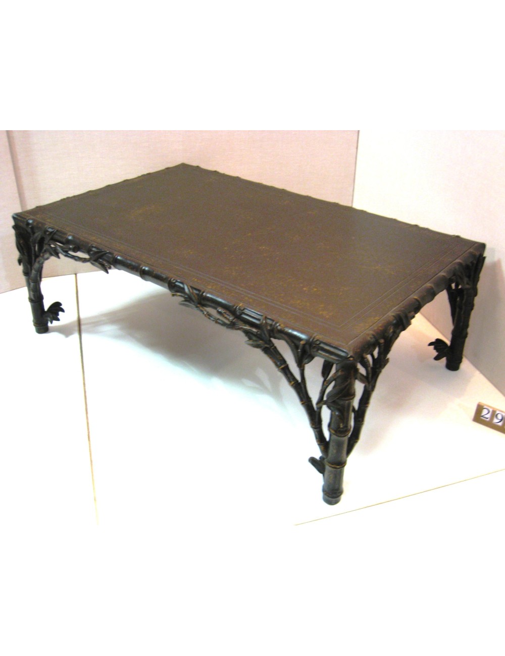 Tavolino moderno con piano in legno laccato nero, fasce traforate