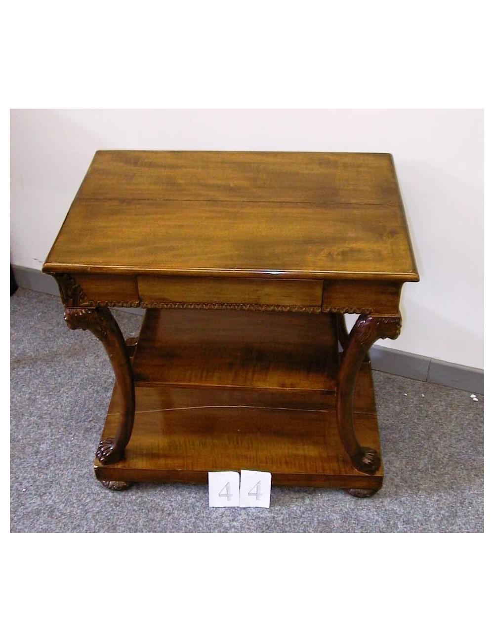 Tavolino / Comodino moderno in noce con gambe a sciabola , con cassetto
