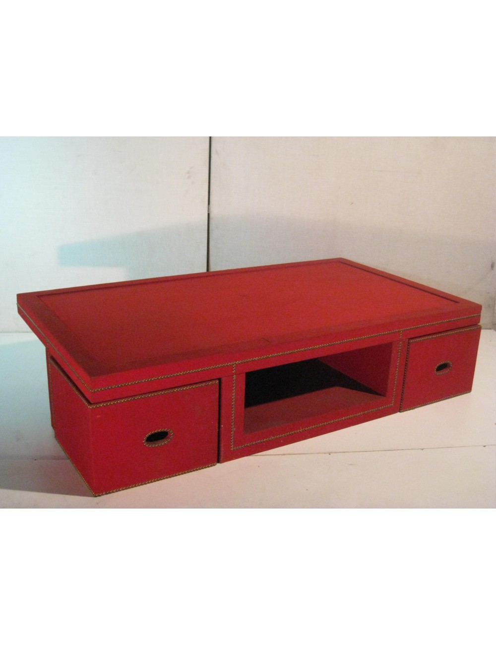 Tavolino rettangolare rivestito con tessuto rosso e borchie, due cassetti e vano centrale Tavolino rettangolare rivestito con tessuto rosso e borchie, due cassetti e vano centrale