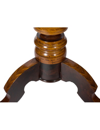 Tavolino Sorrentino rotondo riccamente intarsiato con disegni geometrici