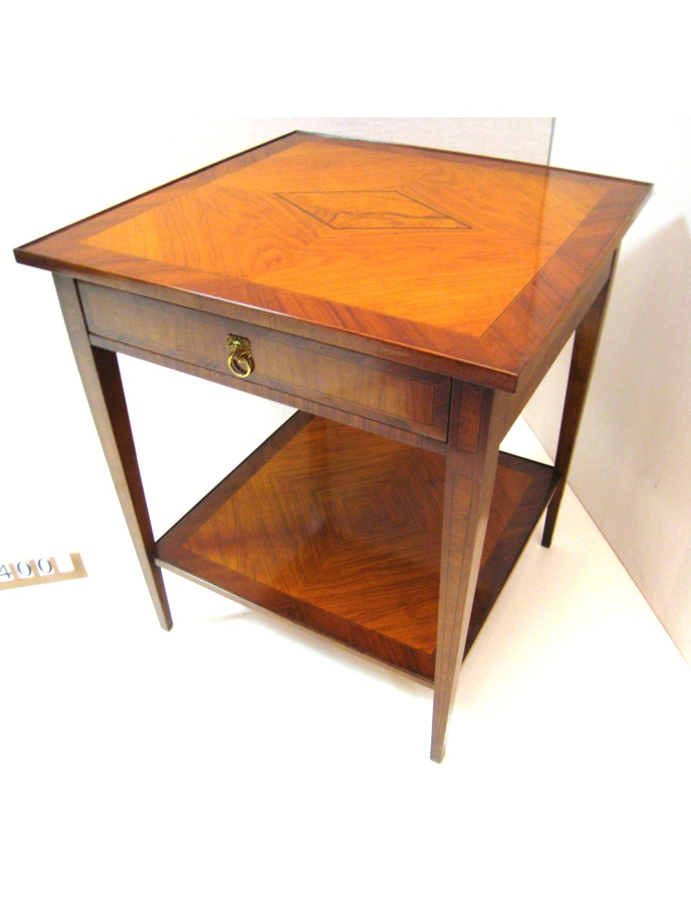 Tavolino moderno quadrato in legno ciliegio noce intarsiano con un cassetto Tavolino moderno quadrato in legno ciliegio noce intarsiano con un cassetto