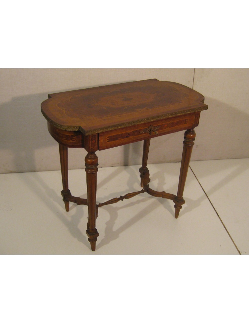 High rectangular coffee table with rounded corners High rectangular coffee table with rounded corners