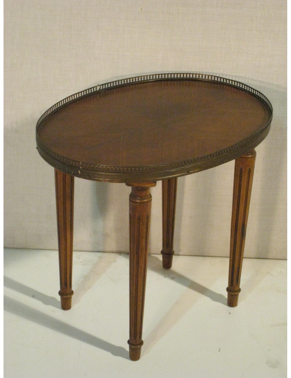 Tavolino moderno ovale in noce con ringhiera in ottone