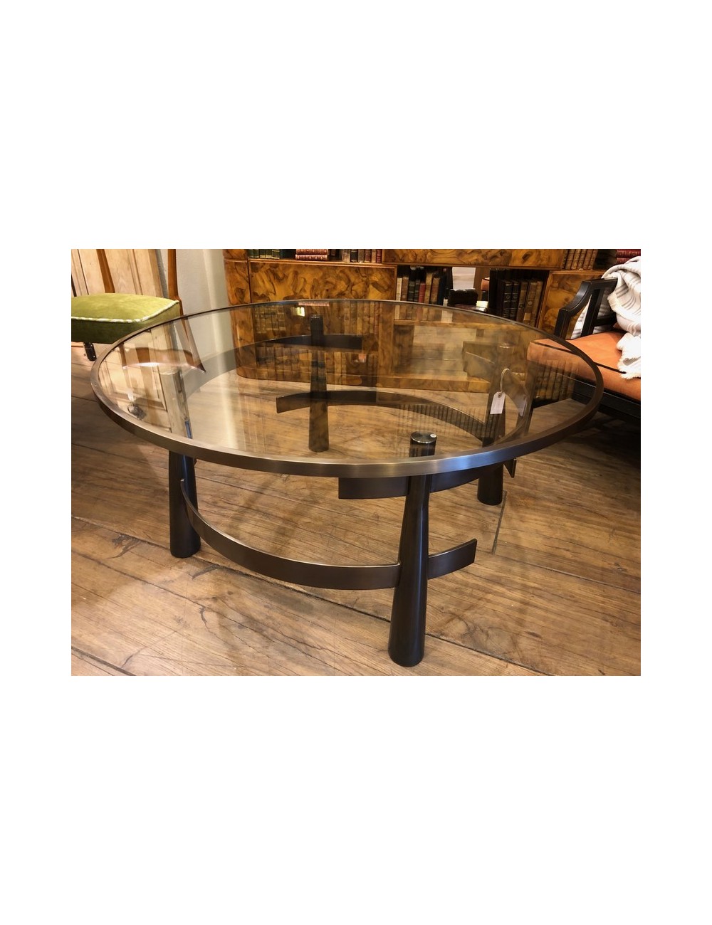 Tavolino moderno con struttura in ottone bronzato e piano in cristallo diametro cm  120
