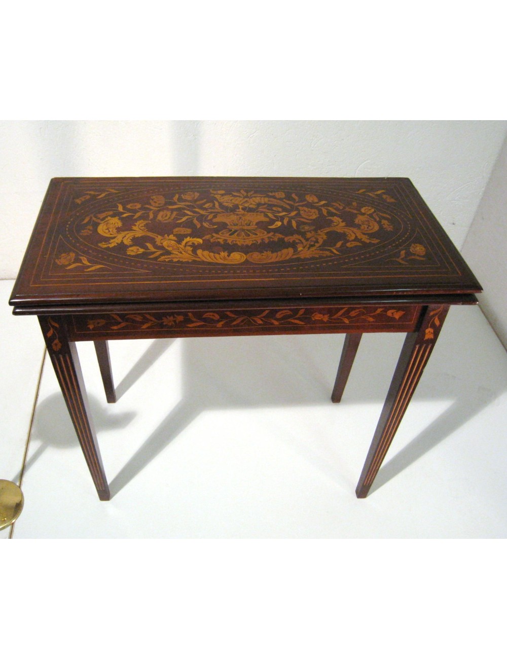 Tavolo da gioco / Consolle in stile olandese con piano apribile in legno mogano con intarsi in acero