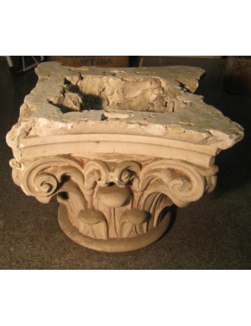 Capitello moderno in gesso