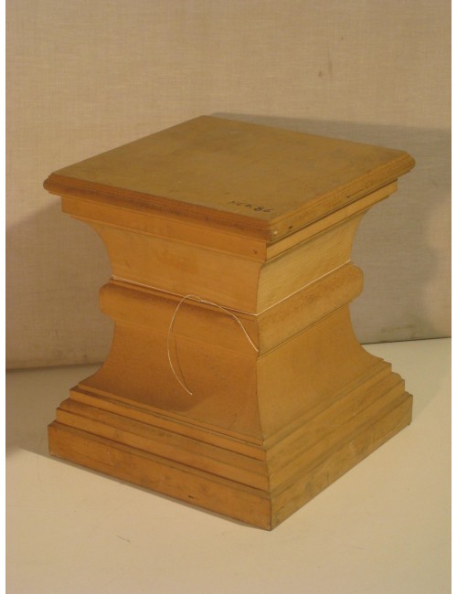 Basamento in legno di tiglio
