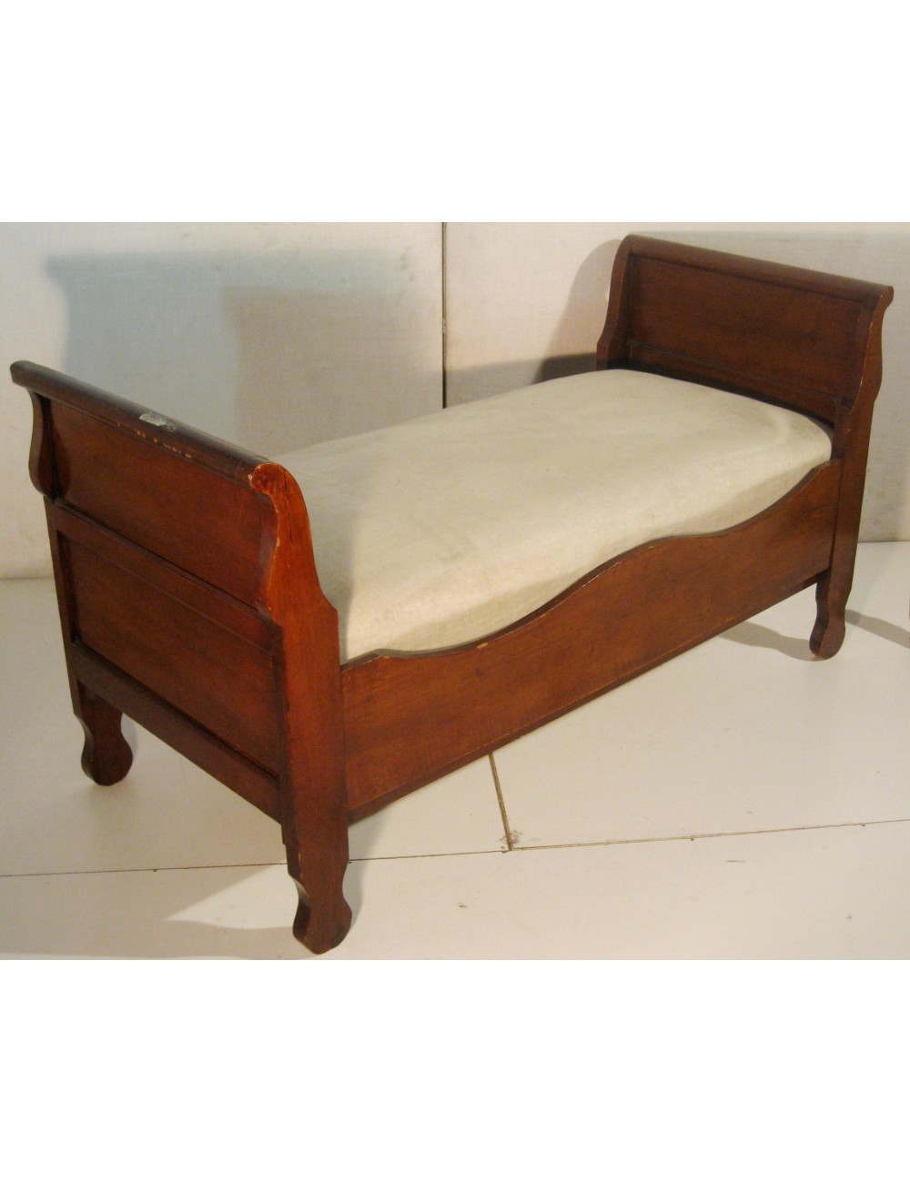 Small walnut boat bed Small walnut boat bed