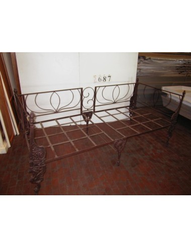 Struttura divano letto con sponde laterali e piedi centrali in ghisa , epoca '800