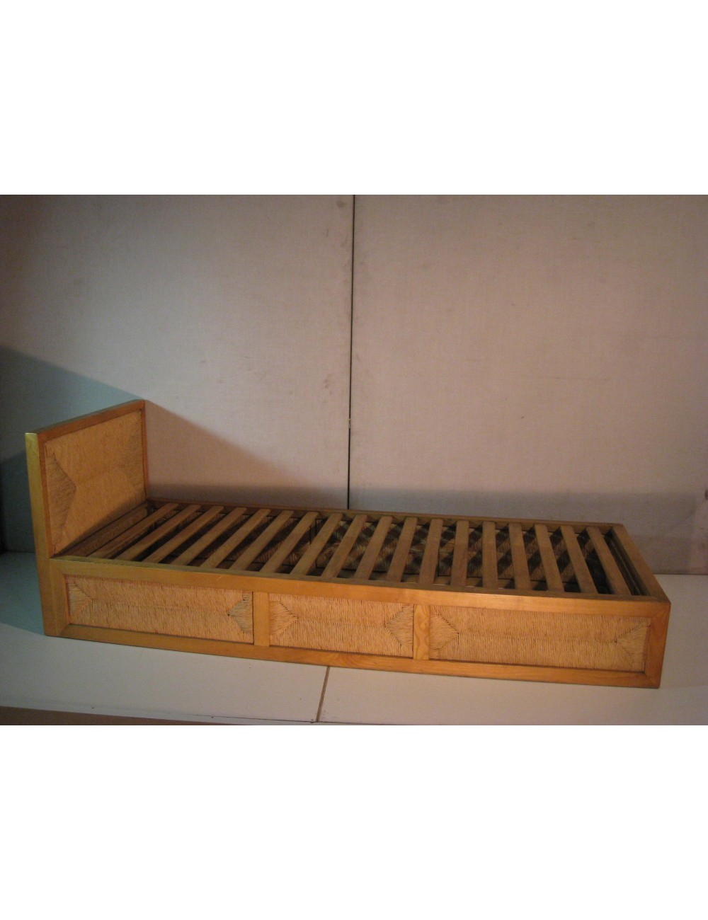 Letto singolo con fodrina in paglia, struttura in rovere Letto singolo con fodrina in paglia, struttura in rovere