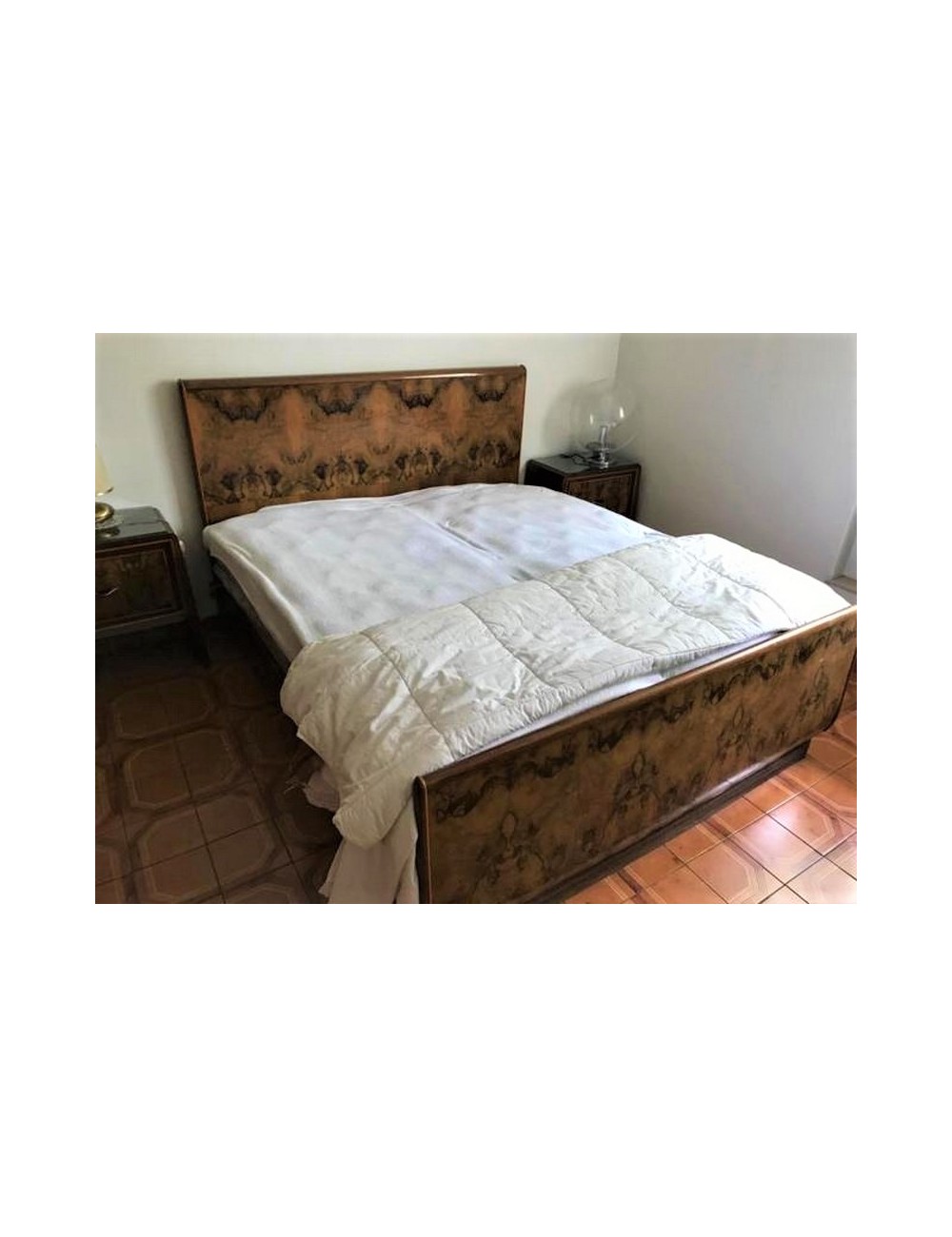 Letto matrimoniale con testiera e pediera in radica di noce ferrarese Letto matrimoniale con testiera e pediera in radica di noce ferrarese