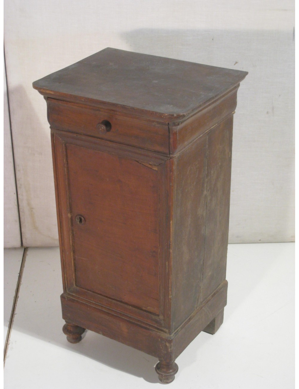 2 bedside tables L184 2 bedside tables L184