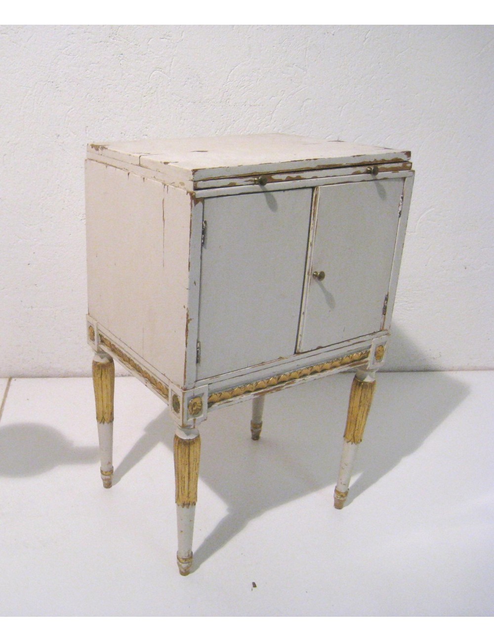 Gold-white pickled bedside table with drawer Gold-white pickled bedside table with drawer