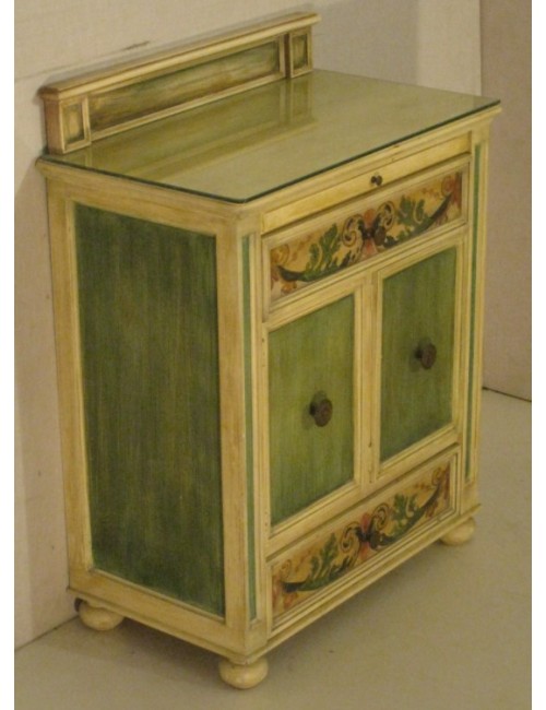 Comodino moderno laccato e decorato con parti dipinte antiche