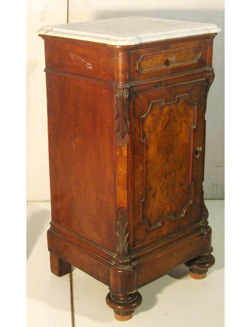 Comodino fine '800 con piano in marmo
