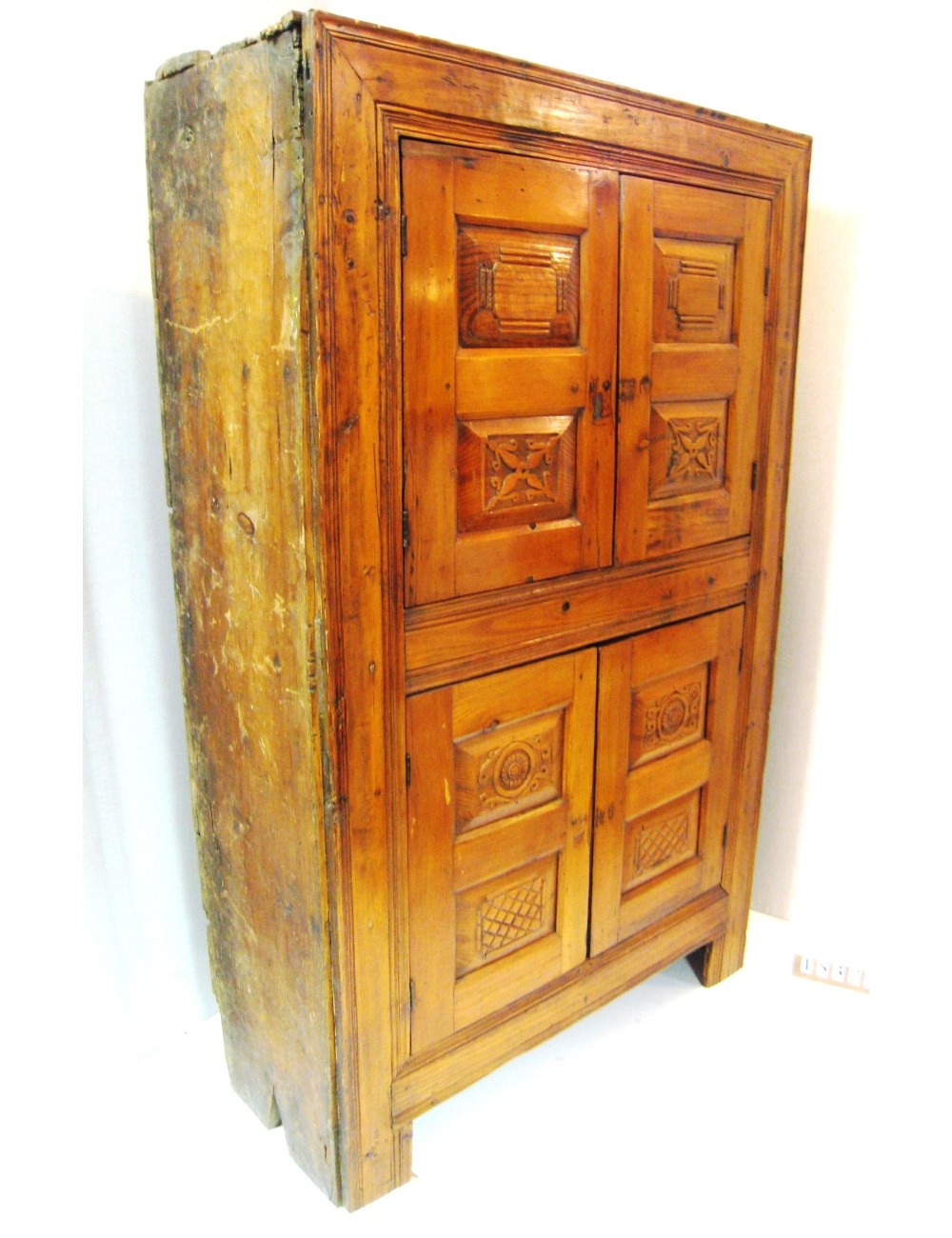 Armadio credenza in legno resinoso a quattro ante restaurato stile Afgano