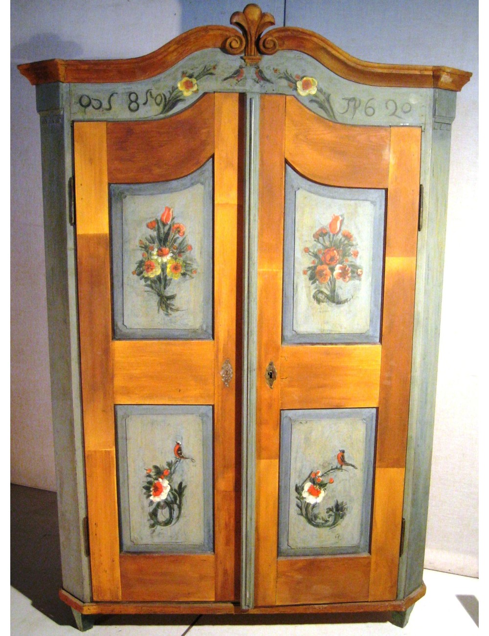 Armadio datato 1862 Alto Adige con decorato con disegni floreali Armadio datato 1862 Alto Adige con decorato con disegni floreali