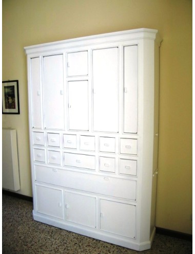 Armadio moderno in legno laccato