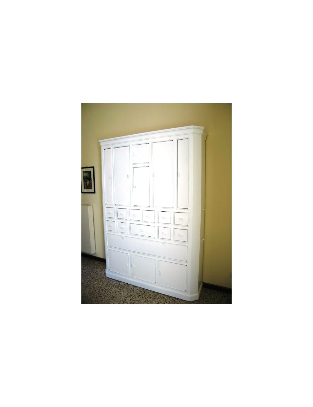 Armadio moderno in legno laccato