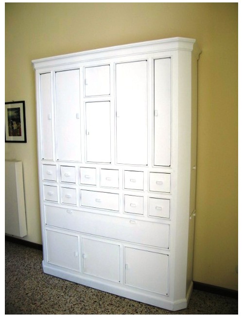 Armadio moderno in legno laccato