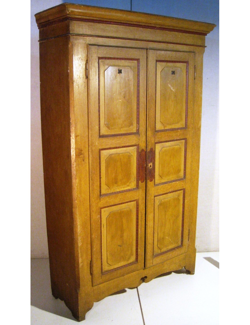 Armadio laccato e decorato colore giallo prima metà '800 Armadio laccato e decorato colore giallo prima metà '800