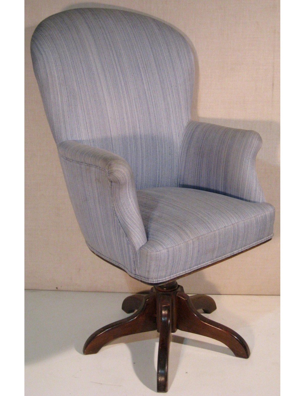 Poltrona girevole moderna in tessuto azzurro in stile contemporaneo Poltrona girevole moderna in tessuto azzurro in stile contemporaneo