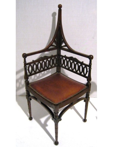 Sedia ad angolo stile Inglese, sedile imbottito , borchiato, schienale traforato e intagliato. Di epoca Vittoriana