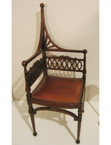 Sedia ad angolo stile Inglese, sedile imbottito , borchiato, schienale traforato e intagliato. Di epoca Vittoriana