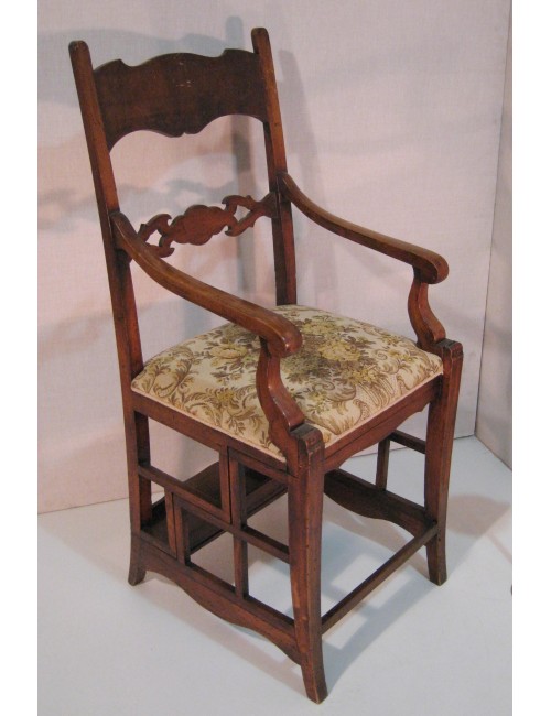 Poltrona del 1800, apribile scala, da biblioteca. Sedile imbottito con struttura in legno di noce