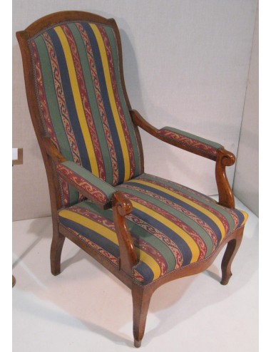 Poltrona epoca Luigi Filippo, con sedile, schienale e braccioli imbottiti. Struttura in legno di noce