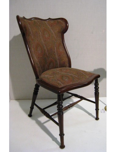 Sedia in mogano con gambe tornite, sedile e schienale modanato contornato in legno lucidato, rivestita in tessuto pesley etro