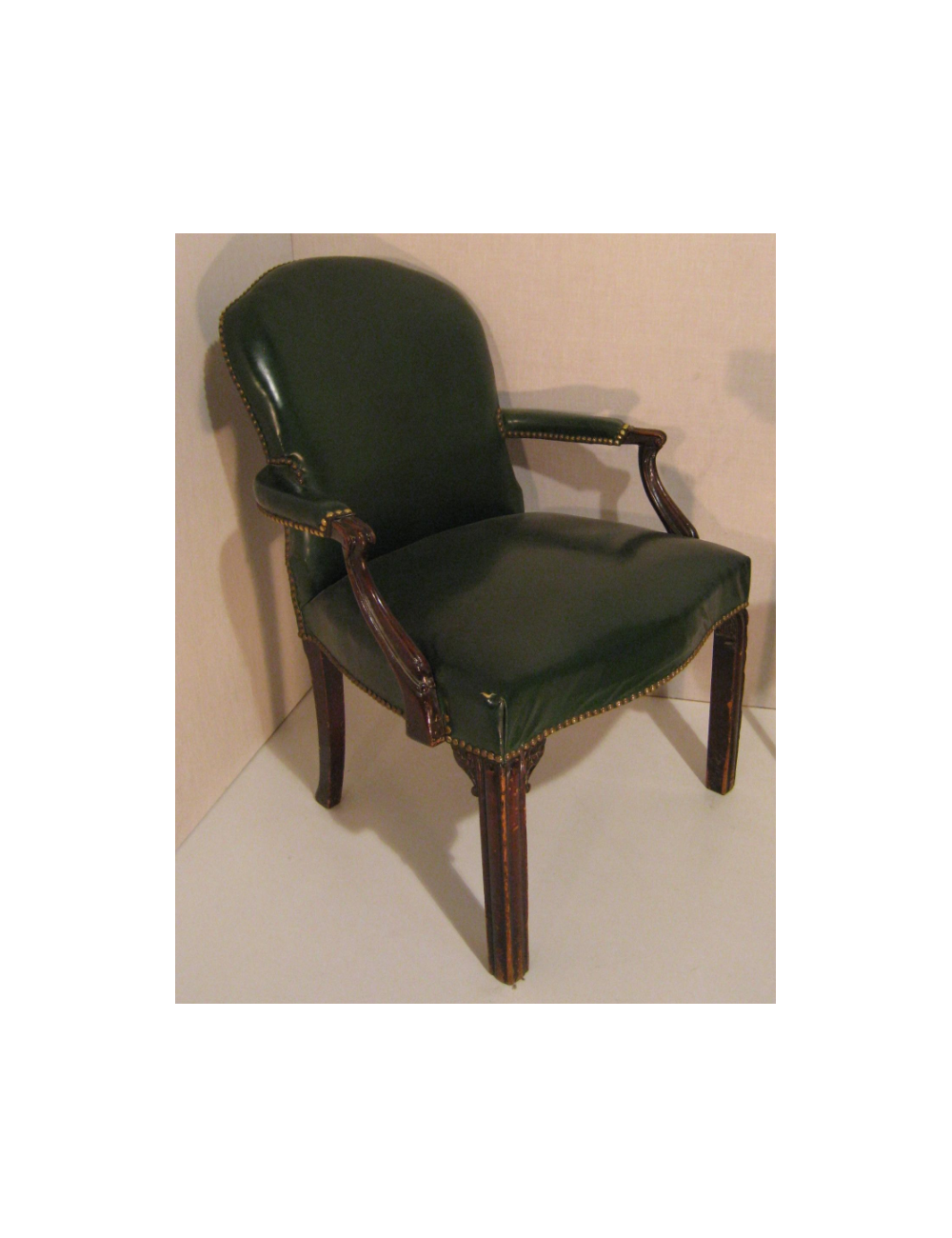 Poltrona in pelle eco verde con borchie, stile Vittoriano, telaio in mogano