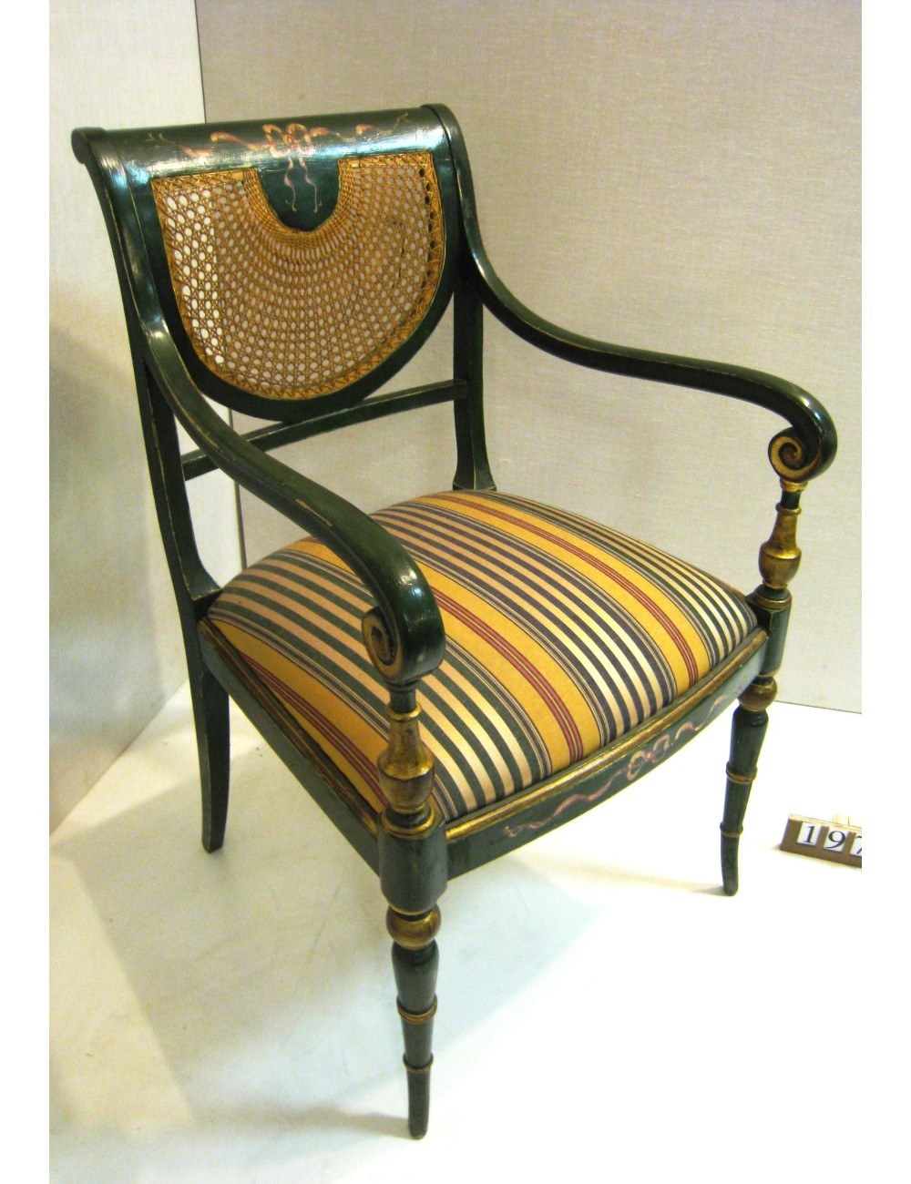Poltrona moderna decorata verde, schienale con paglia di Vienna e sedile imbottito. In stile Regency Poltrona moderna decorata verde, schienale con paglia di Vienna e sedile imbottito. In stile Regency