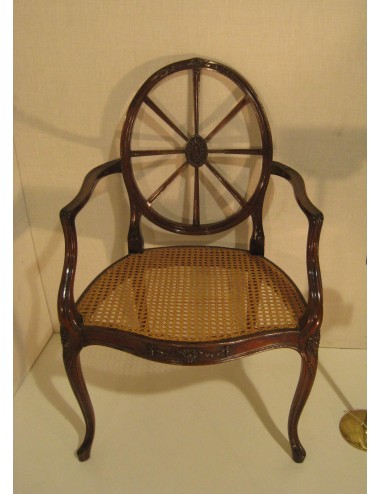 Poltrona di epoca Georgiana con schienale ovale Seduta in paglia di Vienna. Struttura in legno di mogano scuro