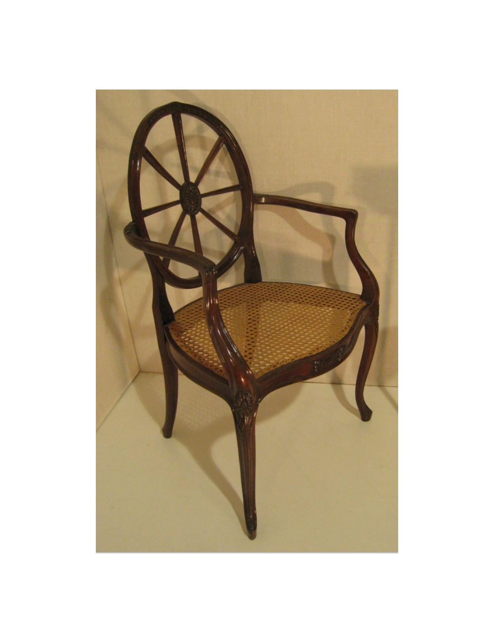 Poltrona di epoca Georgiana con schienale ovale Seduta in paglia di Vienna. Struttura in legno di mogano scuro Poltrona di epoca Georgiana con schienale ovale Seduta in paglia di Vienna. Struttura in legno di mogano scuro