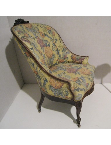 2 Poltrone imbottite/Bergere con gambe a "S", schienale profilato in legno con intaglio nella parte cimasa.