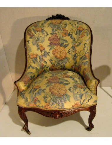 2 Poltrone imbottite/Bergere con gambe a "S", schienale profilato in legno con intaglio nella parte cimasa.