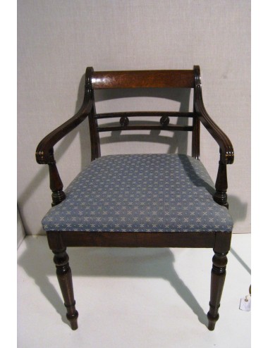 Poltrona di epoca Giorgio III con schienale intarsiato, sedile imbottito con tessuto colore azzurro. In stile Regency