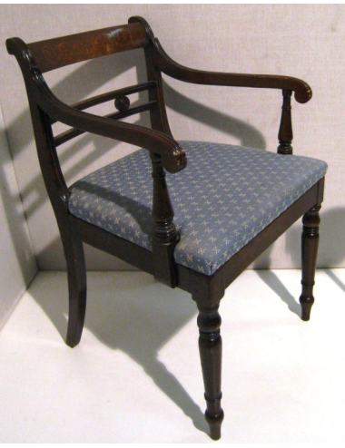 Poltrona di epoca Giorgio III con schienale intarsiato, sedile imbottito con tessuto colore azzurro. In stile Regency