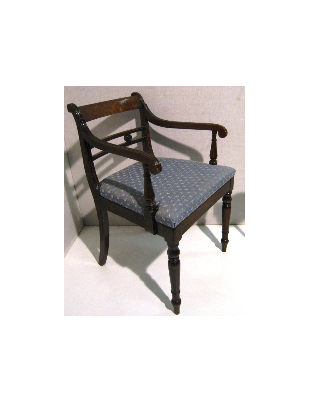 Poltrona di epoca Giorgio III con schienale intarsiato, sedile imbottito con tessuto colore azzurro. In stile Regency Poltrona di epoca Giorgio III con schienale intarsiato, sedile imbottito con tessuto colore azzurro. In stile Regency