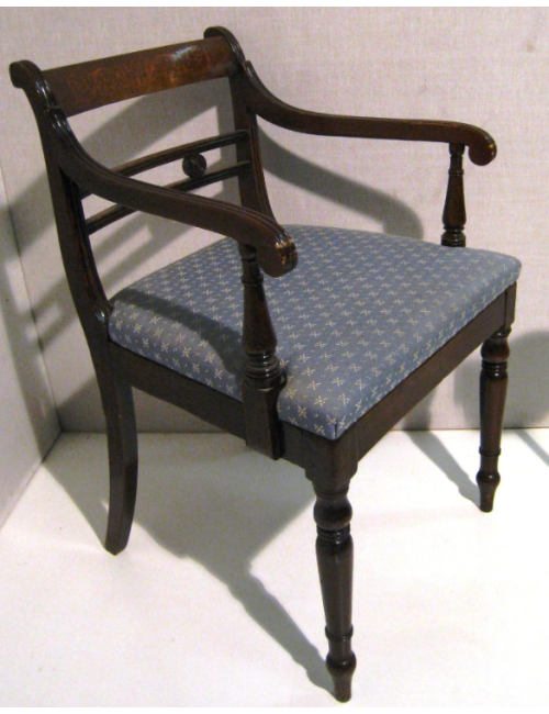 Poltrona di epoca Giorgio III con schienale intarsiato, sedile imbottito con tessuto colore azzurro. In stile Regency