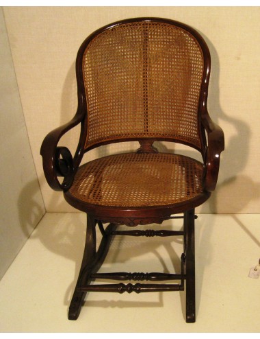 Poltroncina Thonet con sedile e schienale in paglia di Vienna, con poggiapiedi reclinabile