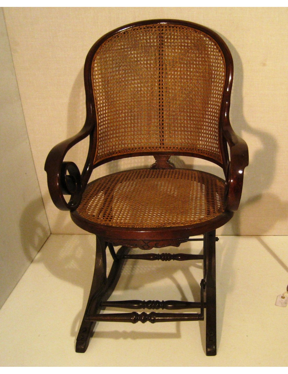 Poltroncina Thonet con sedile e schienale in paglia di Vienna, con poggiapiedi reclinabile