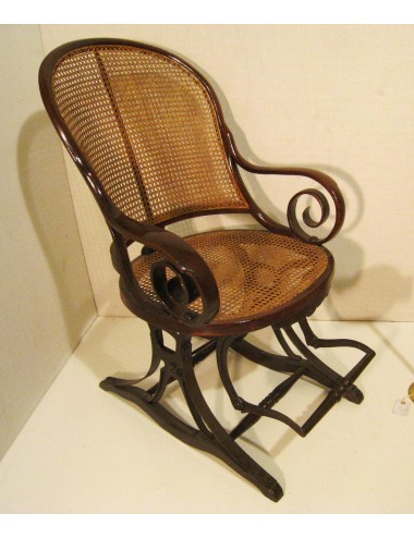 Poltroncina Thonet con sedile e schienale in paglia di Vienna, con poggiapiedi reclinabile