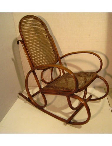 Poltrona a dondolo Thonet con legno di faggio piegato a caldo e paglia di Vienna.