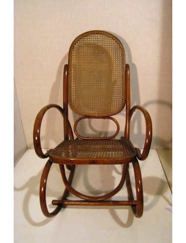 Poltrona a dondolo Thonet con legno di faggio piegato a caldo e paglia di Vienna.