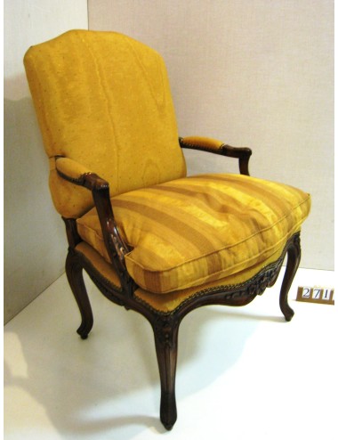 Poltrona/Bergere moderna con schienale imbottito, sedile con cuscino. Fusto in noce. Stile Luigi XV
